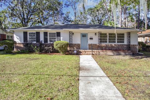 Back on market due to no fault of seller! This charming 3 bedroom, 2 bathroom Mid-Century ranch in highly sought after Habersham Village, boasts a spacious layout, ideal for families and entertaining. With multiple living areas for an office, kid's p...