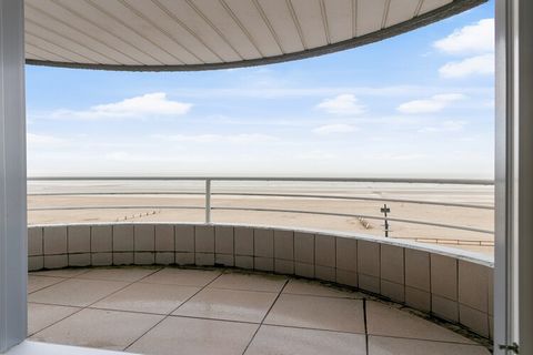 This exceptionally beautiful, fully renovated 2-bedroom flat is centrally located on the seafront in Blankenberge, offering a perfect setting for a memorable holiday. The spacious living room features a cozy reading corner and a front terrace, where ...