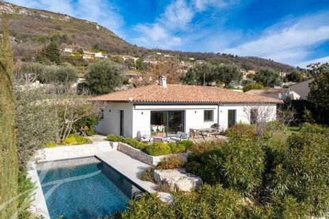 Within walking distance of all amenities and in absolute calm, this very attractive contemporary single-storey villa of aprox 145 m2 benefits from a flat landscaped garden with infinity pool and a beautiful panoramic view as far as the sea and the Es...