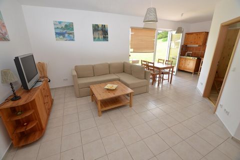 Das schöne Apartment Frieda-Rosa mit Kamin und eigener Terrasse liegt am Rande der Gemeinde Dolní Lánov, 7 km von der Stadt Vrchlabí entfernt. Das Apartment ist im Parterre. Im Haus gibt es insgesamt 4 Apartments. Das Apartment verfügt über eine eige...