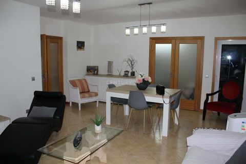 Located in the municipality of Lagoa (Algarve), this flat allows you to enjoy the peace and quiet of a small town, with easy access to supermarkets, the A22 motorway and just 5 metres from Portimão or Lagoa. It has 3 very large bedrooms (1 en suite) ...