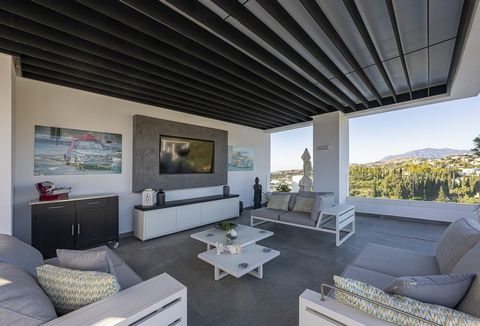 Superb modern duplex penthouse situated in the exclusive area of La Quinta, with absolutely stunning sea, mountain and golf views. Benefits include a private lift and exceptional roof terrace. Set in a private gated community of only 14 exclusive apa...