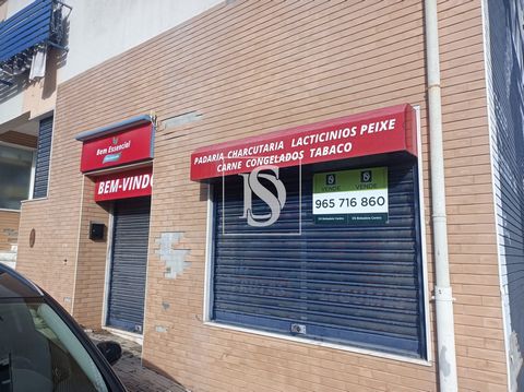 Store with about 42 m2 large with 1 bathroom and 1 storage, it was once a minimarket but you can adapt it to any business area. It has a large storefront and double door, both with security bars. Its location is good in a mixed neighborhood of buildi...