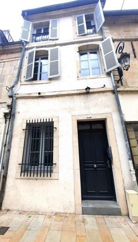 DIJON, Historic City Center: for investor, gross profitability of 18.42% for this investment building, in monotonation, of 130m2 on the ground, divided into 4 rented furnished tourist apartments. On the 1st floor, you will find two furnished rented s...