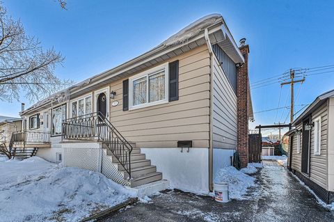 Wow! Impeccable!! Située dans un quartier calme et recherché de Fabreville. 4 chambres à coucher, 2 salles de bains complètes et un espace bureau. Grande cuisine avec beaucoup de rangement et de surface de comptoirs. Sous-sol entièrement aménagé. Cou...