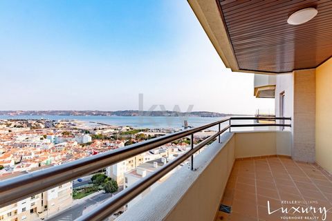 Have you ever thought about living in a luxurious and exclusive apartment with modern lines and high quality finishes? This T4 apartment, located in Algés, combines these characteristics and also a stunning view of the sea, river and mountains. With ...