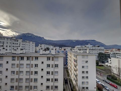 AIGLE - Abbé Grégoire, proche Foch / J. VALLIER appartement 8ème et dernier étage traversant avec balcon. Vue Bastille, Vercors et Belledonne. Proche TRAM C et E. Copropriété de 70 lots bien tenue, sécurisée et accès PMR. Entrée, 2 Chambres, cuisine ...