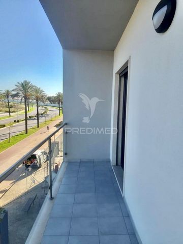 I present you this formidable 2 bedroom apartment with suite, garage and individual storage, in a building with elevator, with a construction area of 95m2, very well located in Palmela, in Quinta do Anjo, the new development, Colinas da Arrábida. The...