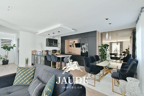 JAUDE Immobilier vous propose en EXCLUSIVITÉ cette maison ENTIÈREMENT RÉNOVÉE en 2023, offrant 135 m2 habitables avec un jardin de 453 m2, située à Cébazat, en limite de Clermont-Ferrand. Caractéristiques principales : Superficie : 135 m2 habitables ...