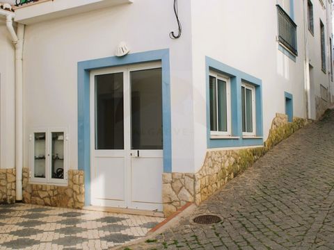 Eine einzigartige Gelegenheit, eine Gewerbefläche mit einer Gesamtfläche von 73 m² im charmanten Dorf Burgau an der Algarve zu mieten. Diese Fläche ist ideal für alle, die ein neues Geschäft starten oder ihr bestehendes Unternehmen in einer ruhigen u...