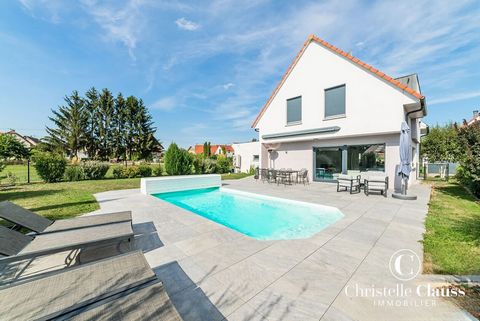 Discover this exceptional house available in your Christelle Clauss agency in Marlenheim. With a surface area of 207 m2, it was built in 2012 on a plot of 6.28 ares. Located only 5 minutes from Marlenheim and 25 minutes from Strasbourg, it offers a p...