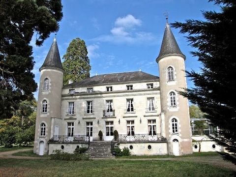 TOURAINE DU SUD - Val De Creuse à 5 mm de l'un des plus beaux villages de France ANGLES SUR L'ANGLIN- 12 mm LA ROCHE POSAY - 30 mm de CHATELLERAULT Gare TGV 1h20 PARIS . 5 mm des commerces écoles -college . Proximité centre commercial d'Yzeures Sur C...