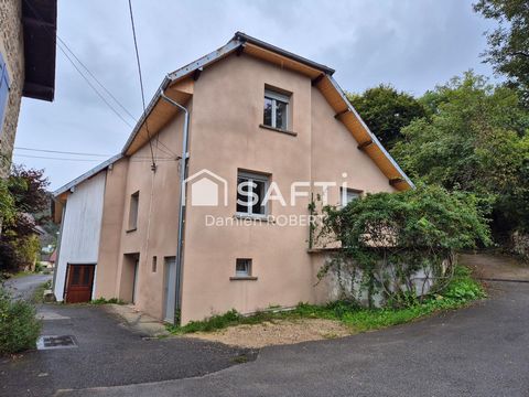 Damien ROBERT votre conseiller en immobilier SAFTI vous propose cette maison mitoyenne en pierres entièrement rénovée de 102m² habitable avec terrain. Vous y trouverez au rez de chaussée une entrée, cuisine ouverte sur salon/séjour avec accès à une t...