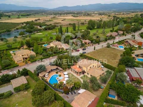 Exclusive villa of high standing in the Golf of Peralada, surrounded by nature and tranquillity, but with proximity to all the services and amenities of the village of Peralada. It has a main house and an annexe on a plot of 2.051 m² landscaped and w...