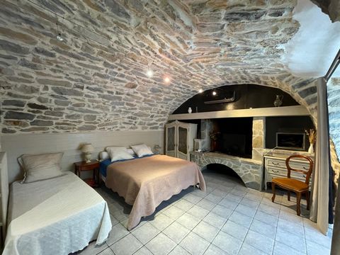 Située dans un village de la charmante commune de Rivière-sur-Tarn, cette propriété bénéficie d'un emplacement idéal pour les amoureux de la campagne et des activités en plein air. À proximité des gorges du Tarn, elle offre un cadre paisible tout en ...