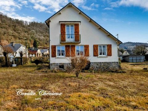 Située dans le charmant village de Champs-sur-Tarentaine, cette maison bénéficie d'un environnement paisible et verdoyant, tout en étant proche de toutes les commodités nécessaires au quotidien, comme les commerces et les écoles. De plus, sa situatio...