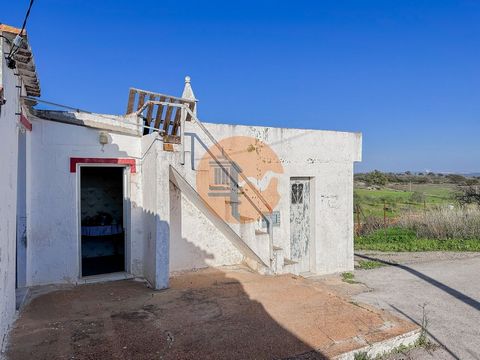 Dieses einstöckige Haus befindet sich im malerischen Dorf Azinhal in Castro Marim und stellt eine Investitionsmöglichkeit mit großem Potenzial dar. Nur 15 km von Vila Real de Santo António und etwa 12 km vom Zentrum von Castro Marim entfernt, bietet ...