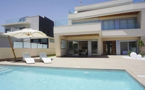 Villas de luxe à Dehesa de Campoamor, Costa BlancaMaisons avec 4 chambres et 4 salles de bains, avec plus de 500m2 de terrain, grandes terrasses, jardins, piscine privée et sous-sol pour garage.Ils sont situés à Campoamor, un endroit envié pour son c...