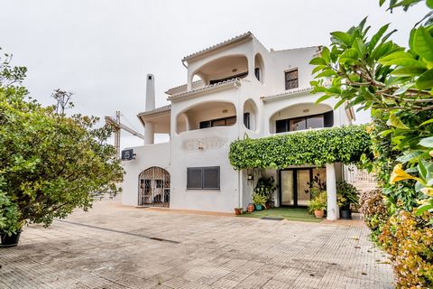 We present this magnificent villa located in the prestigious Vila Rosa Urbanization in Portimão. With a usable area of 350 m² and a total construction area of 650 m², this property is the perfect choice for those seeking comfort, space, and an exclus...