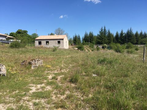 Exclusivité 34520 LE CAYLAR - Emplacement de choix pour ce terrain constructible de 4708 M2. Ideal pour un lotisseur ou pour un projet d'envergure. La parcelle offre des possibilités de division pour la construction de pavillons et ou d'un ensemble i...