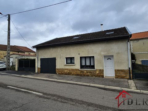 Charmante maison en pierre de 137 m2 sur un terrain clos de 400m2. Au rez-de-chaussée, une entrée, une cuisine, un séjour, 2 petits salons, une salle d’eau avec toilettes séparées et un garage. A l’étage 3 belles chambres dont une avec salle d’eau, 2...