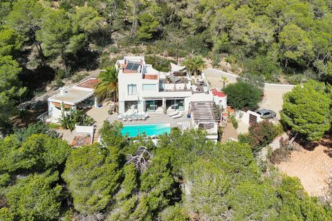 Esta finca es un refugio encantador de estilo rústico, situada en un terreno de más de 5,000 m², que combina elegancia y serenidad en un entorno natural. La entrada a la finca, a través de un portón automático, conduce a la casa principal rodeada de ...