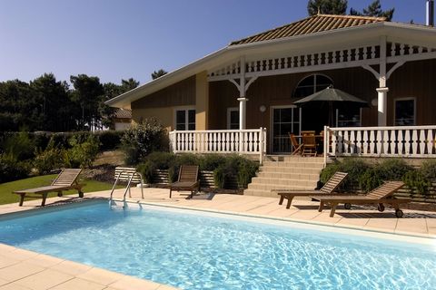 This beautiful and detached villa for 8 persons is located in a green and natural environment in the residence Atlantic Green. It is 3,5 km from the centre of Lacanau-Océan and only 3,5 km from the (sand) beach. The villa is luxuriously furnished and...