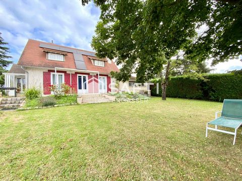 Dans un charmant village avec école, crèche et commerces à environ 15 minutes de Houdan, venez découvrir cette chaleureuse maison rénovée d'environ 115m2, offrant tout le confort d'un plain-pied et édifiée sur un terrain de 1275m2. Elle vous propose ...