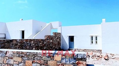 Discover Your Island Dream in Kastraki of Naxos island in Aegean sea, Greece ! 20 minutes driving form the airport and 25 minutes driving from the main port. Imagine waking up every morning in a 155 sq.m. maisonette, ready to move in, that combines t...