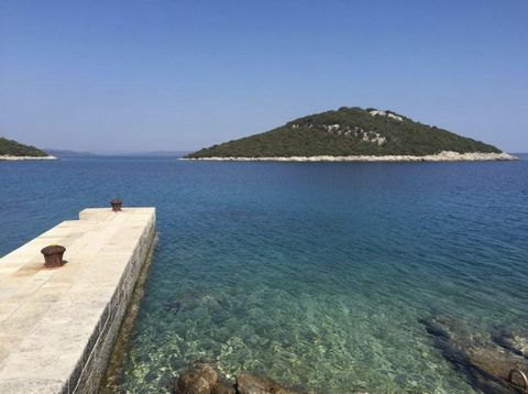 Haus mit drei Wohnungen in einem ruhigen Teil der Insel Mali Losinj, 500 m vom Meer entfernt! Zum Verkauf steht ein Einfamilienhaus in begehrter und ruhiger Lage auf der Insel Lošinj, nur wenige Minuten von wunderschönen Stränden und dem Meer entfern...