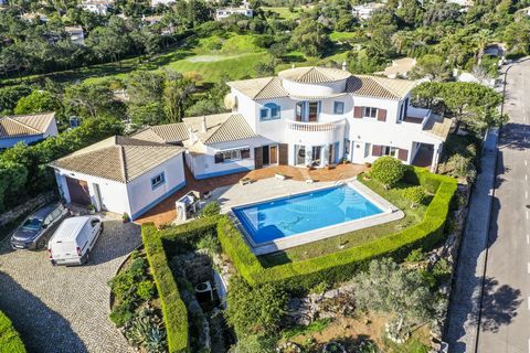 This very spacious 2+1 bedroom villa is situated on the Parque da Floresta Golf Course and offers views over the sea and the golf course. The ground floor welcomes you with a spacious living area, with closed fireplace, creating a cozy atmosphere. Th...