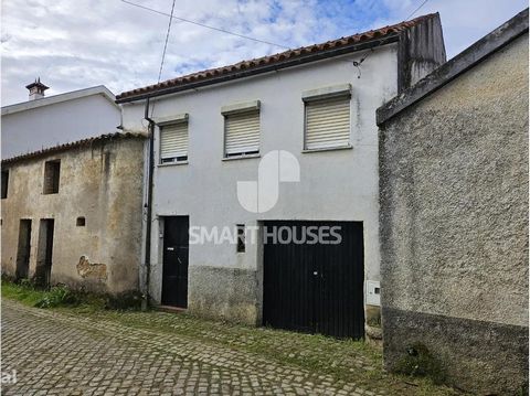 Moradia T3 em Pereira com pátio, anexos e terreno. De construção antiga mas em bom estado de conservação, o edifício desenvolve-se em 2 andares: - 1º andar, ao qual se pode aceder para rua principal, através de escadaria interior, ou do pátio posteri...