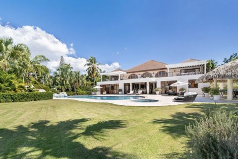 Questa lussuosa villa si trova a pochi passi dalla buca 14 del famoso campo da golf 