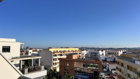 Descripción del objeto: Se llega al hermoso ático en ascensor desde la cuarta planta. Si lo desea, directamente desde el aparcamiento subterráneo. Se entra en el amplio y luminoso salón-comedor. En esta planta hay una cocina equipada con lavadero, un...