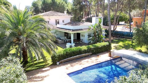 Descripción del objeto: Con este chalet moderno y amueblado con gusto en las inmediaciones de la playa de Las Rotas, no le faltará de nada; puede empezar una nueva vida cerca de la playa sin el estrés de remodelar. La casa tiene un total de 5 dormito...