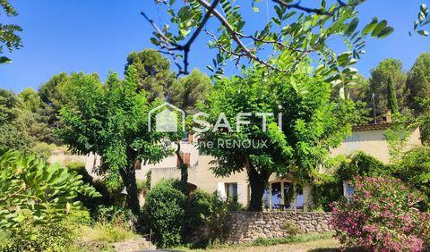 Ce bien d'exception est situé à Vaugines, proche de Lourmarin. Cette majestueuse propriété de 400 m², répartie sur 3 niveaux, offre un total de 13 pièces dont 8 chambres spacieuses, idéales pour accueillir famille et amis, ou pour une activité de tou...