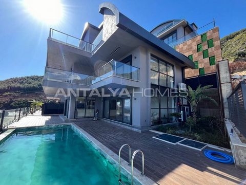 Panoramisch Uitzicht Vrijstaande Villa's in Alanya Tepe Elke villa op het zuiden biedt uitzicht op de zee, de natuur en de stad. Alle villa’s zijn voorzien van smart home systemen, vloerverwarming, airconditioning en een inbouwset. De vrijstaande vil...