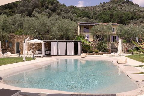 In the scenic hills of the medieval village of Dolceacqua, we offer for sale this spacious dream villa, with an area of 150 m². The villa has a lovely swimming pool and offers stunning views over the valley and the Mediterranean. Currently used as a ...