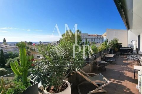 Top floor - Located in a recent luxury residence with bucolic grounds and swimming pool, Amanda Properties offers this magnificent 108m² 4-room duplex apartment overlooking the sea and the Iles de Lérins, close to the town center and beaches, yet in ...