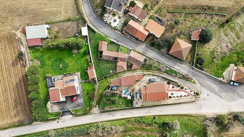 Maison T2 à Portela, Vila Verde dos Francos – Alenquer   Explorez tout le potentiel de cette villa de 2 chambres à Portela, Vila Verde dos Francos, une occasion unique de créer la maison de vos rêves ou une investissement rentable. Cette propriété a ...