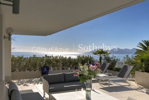 Situato all'interno di una famosa e prestigiosa residenza, questo appartamento d'angolo offre una vista mozzafiato sul Mediterraneo, sulla baia di Cannes e sulle colline circostanti. Con una superficie interna di oltre 160 m² e una terrazza esposta a...