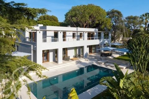 This villa in perfect condition is located in a very quiet and residential area of Cap-Ferrat - just next door to the Grand Hotel Four Seasons with its very practical and comfortable 