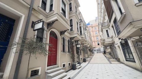 Exclusieve 2+1 duplex met panoramisch uitzicht op de stad in het hart van Taksim   Stap in luxe wonen met deze elegante 2+1 duplex in Taksim 360 , het meest prestigieuze stedelijke transformatieproject van Istanbul. Deze residentie van 175,83 m² ligt...