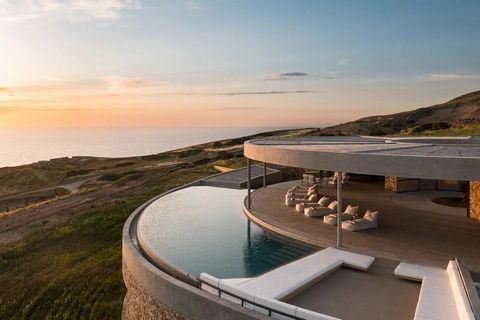 This unique villa, located on the prestigious Cycladic island of Antiparos, embodies the pinnacle of modern luxury. With a surface area of 807 m², it offers breathtaking views of the Aegean Sea and surrounding mountains. Its curved architectural desi...