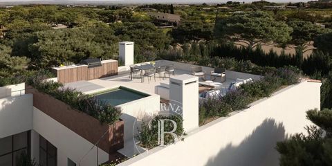 Barnes Mallorca vi propone questa sontuosa villa di nuova costruzione dal design tradizionale e puramente maiorchino. Situata in uno dei villaggi più ricercati grazie alla sua posizione geografica privilegiata, questa proprietà offre tutto il necessa...