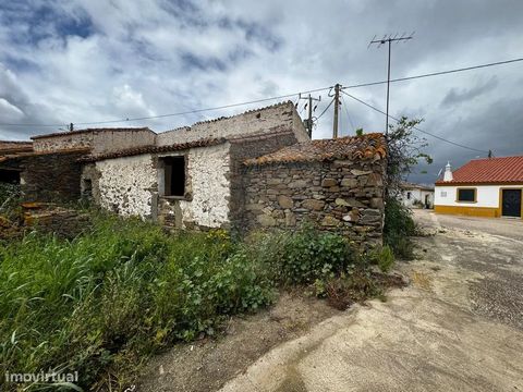 Ruine, die in der Schatzkammer in der Gemeinde Pereiro in Alcoutim geborgen werden muss. Haus zum Erholen auf dem Treasury-Gelände, im Inneren der Algarve-Berge, mit einfachem Zugang. Die Immobilie steht komplett leer und muss vollständig saniert wer...