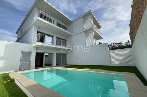 Identificação do imóvel: ZMPT568269 Scheduled for completion by the end of September, this villa, benefits from a privileged location, offering the serenity of nature and the proximity of urban amenities. Just a few minutes from the most beautiful be...