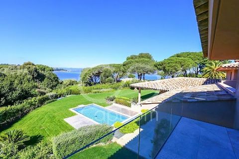 Villa située dans résidence privée Les Parc de Saint - Tropez Surveillée 24 /24 Cours de tennis, Plage privée, Gardien Emplacement au calme absolu Villa moderne entièrement équipée d'environ 500 m² Magnifique jardin d'environ 5800 m² Piscine chauffée...