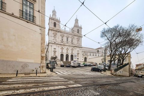 In one of the most vibrant and sought-after areas of Lisbon, in Graça, next to the Church and Monastery of São Vicente de Fora, on the second floor with a side river view, in a building that is over a century old, we can find this 2+1 bedroom apartme...