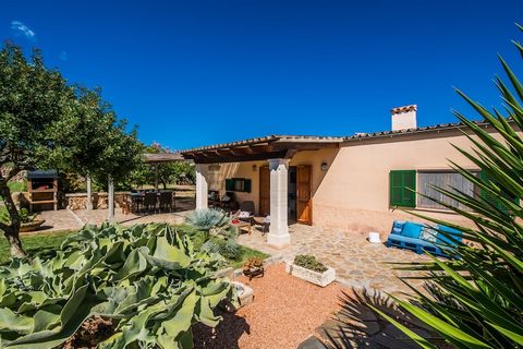 Ontdek de harmonie en schoonheid van het Mallorcaanse platteland door te verblijven in deze charmante finca, gelegen in het hart van de natuur en toch slechts een paar kilometer van het prachtige strand van Can Picafort, een van de beste in het noord...